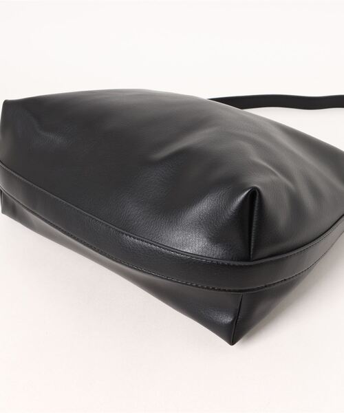 florist（フローリスト）の「【大容量・軽い◎】レザータッチシンプルワンショルダーバッグ（ショルダーバッグ・レディース・ブラック/ベージュ/モカ/キャメル・FREE）」の15枚目の写真