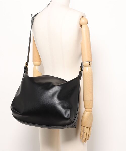 florist（フローリスト）の「【大容量・軽い◎】レザータッチシンプルワンショルダーバッグ（ショルダーバッグ・レディース・ブラック/ベージュ/モカ/キャメル・FREE）」の21枚目の写真