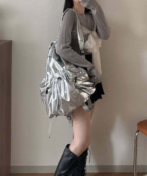 nemne store(ネンネストア)の「《Delfy》メタリックギャザーリュック(バックパック/リュック・レディース・ブラック/シルバー・フリー)」の3枚目の写真