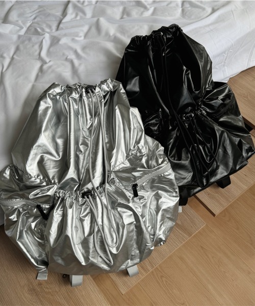 nemne store(ネンネストア)の「《Delfy》メタリックギャザーリュック(バックパック/リュック・レディース・ブラック/シルバー・フリー)」の5枚目の写真