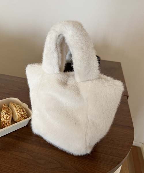 IRADOWL(アイラドール)の「もこもこファー台形型ミニハンドバッグ(ハンドバッグ・レディース・ブラック/ブラウン/レッド/モカ/ベージュ/ホワイト・FREE)」の2枚目の写真