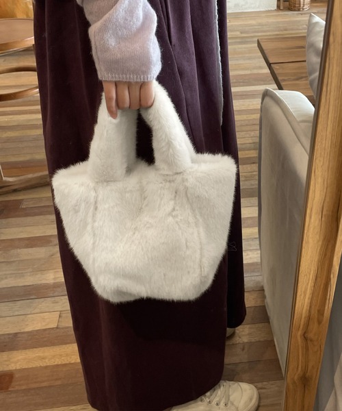 IRADOWL(アイラドール)の「もこもこファー台形型ミニハンドバッグ(ハンドバッグ・レディース・ブラック/ブラウン/レッド/モカ/ベージュ/ホワイト・FREE)」の7枚目の写真
