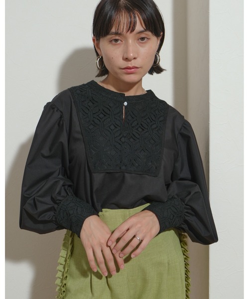 palm RICHE(ポームリシュ)の「【セットアップ対応】テープデザイン 幾何学レースブラウス(シャツ/ブラウス・レディース・オフホワイト/ブラック・M)」の1枚目の写真