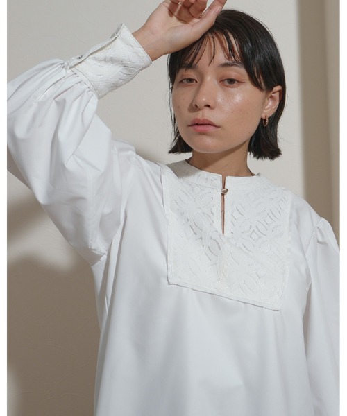 palm RICHE(ポームリシュ)の「【セットアップ対応】テープデザイン 幾何学レースブラウス(シャツ/ブラウス・レディース・オフホワイト/ブラック・M)」の3枚目の写真