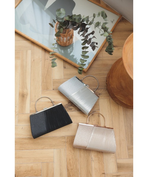 haremode（ハレモード）の「結婚式 お呼ばれ 謝恩会 成人式 対応 フォーマルバッグ グリッター プリーツ メタルハンドル チェーン付き2WAY パーティ オケージョン バッグ（クラッチバッグ・レディース・ブラック/シルバー/ベージュ・FREE）」の15枚目の写真