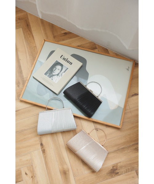 haremode（ハレモード）の「結婚式 お呼ばれ 謝恩会 成人式 対応 フォーマルバッグ グリッター プリーツ メタルハンドル チェーン付き2WAY パーティ オケージョン バッグ（クラッチバッグ・レディース・ブラック/シルバー/ベージュ・FREE）」の16枚目の写真