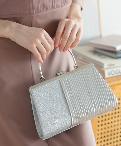 haremode（ハレモード）の「結婚式 お呼ばれ 謝恩会 成人式 対応 フォーマルバッグ グリッター プリーツ メタルハンドル チェーン付き2WAY パーティ オケージョン バッグ（クラッチバッグ・レディース・ブラック/シルバー/ベージュ・FREE）」の17枚目の写真