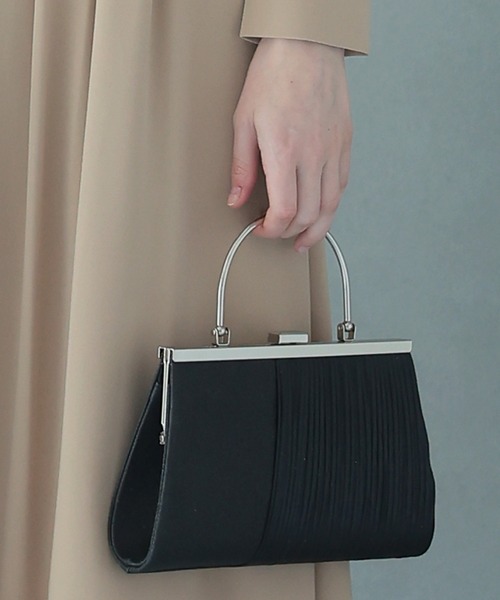 haremode（ハレモード）の「結婚式 お呼ばれ 謝恩会 成人式 対応 フォーマルバッグ グリッター プリーツ メタルハンドル チェーン付き2WAY パーティ オケージョン バッグ（クラッチバッグ・レディース・ブラック/シルバー/ベージュ・FREE）」の4枚目の写真