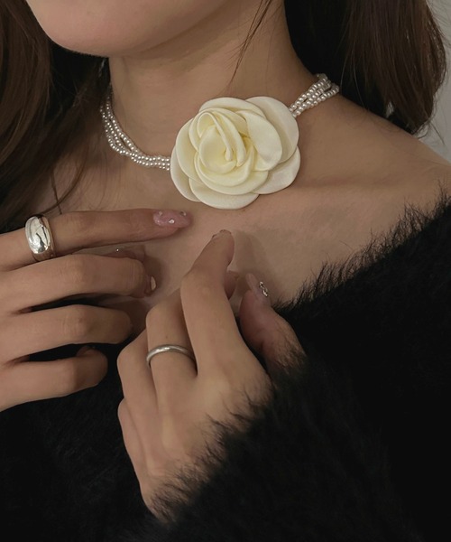 apres jour mignon(アプレジュールミニョン)の「【apresjour mignon×ARIAZ】パールフラワーチョーカー(チョーカー・レディース・アイボリー/ブラック・ONESIZE)」の1枚目の写真