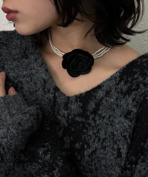 apres jour mignon(アプレジュールミニョン)の「【apresjour mignon×ARIAZ】パールフラワーチョーカー(チョーカー・レディース・アイボリー/ブラック・ONESIZE)」の2枚目の写真