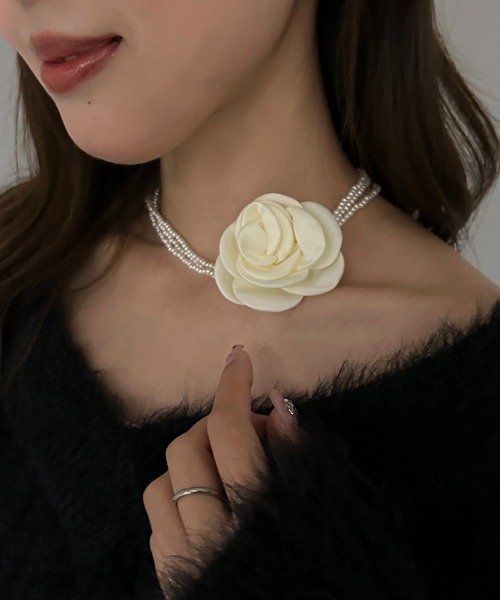 apres jour mignon(アプレジュールミニョン)の「【apresjour mignon×ARIAZ】パールフラワーチョーカー(チョーカー・レディース・アイボリー/ブラック・ONESIZE)」の4枚目の写真