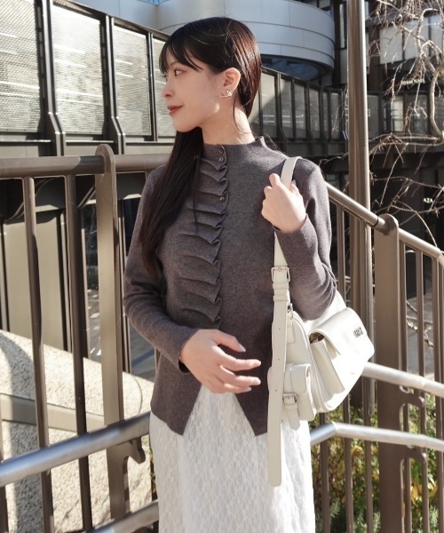 mellowneon（メロウネオン）の「フリルボタンプチハイネックニット（Tシャツ/カットソー・レディース・ブラック/ホワイト/ベージュ/レッド/グレー・FREE）」の7枚目の写真