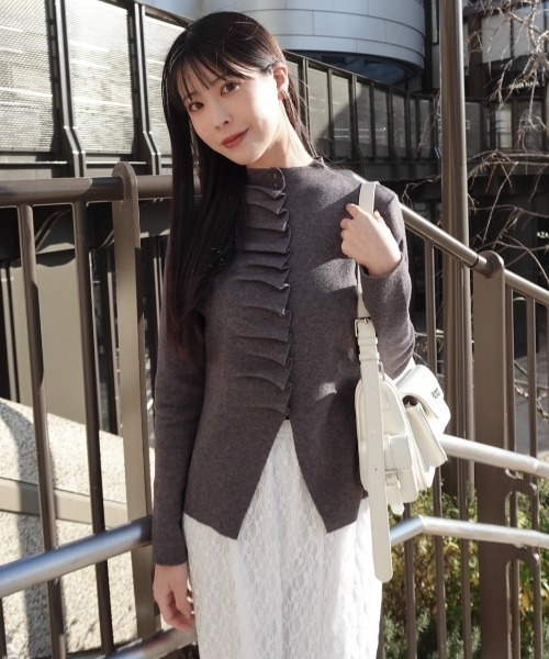 mellowneon（メロウネオン）の「フリルボタンプチハイネックニット（Tシャツ/カットソー・レディース・ブラック/ホワイト/ベージュ/レッド/グレー・FREE）」の6枚目の写真