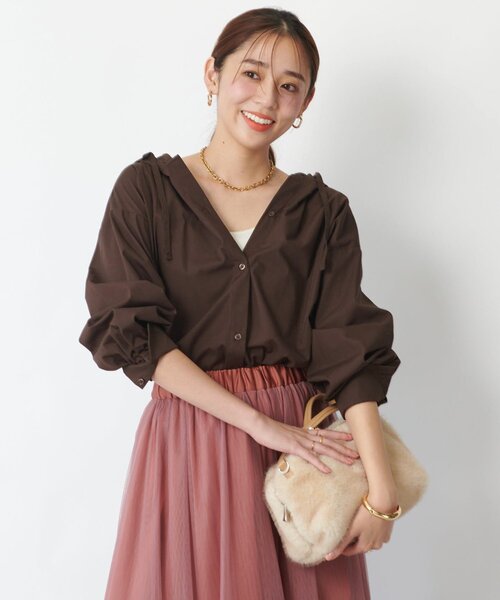 un dix cors(アンディコール)の「《新色追加・オールシーズン活躍》ハイカウントフードブラウス(シャツ/ブラウス・レディース・ネイビー/イエロー/サックスブルー/オフホワイト/ピンク/ブラウン・FREE)」の3枚目の写真