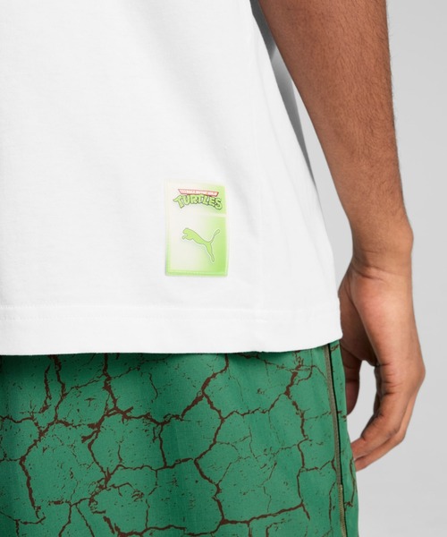 PUMA(プーマ)の「PUMA HOOPS x TMNT Relaxed Graphic Tee(プーマ フープス x ティーンエイジ・ミュータント・ニンジャ・タートルズ リラックス グラフィックTシャツ)(Tシャツ/カットソー・メンズ・ブラック系/ピンク系/ホワイト系・LARGE/X-LARGE/MEDIUM)」の9枚目の写真