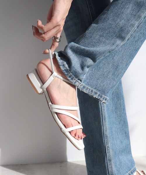 Futier land(フューティアランド)の「【片手で履ける】ゴムストラップナローサンダル(サンダル・レディース・ホワイト/ブラック/シルバー・36/37/38/39/40)」の2枚目の写真