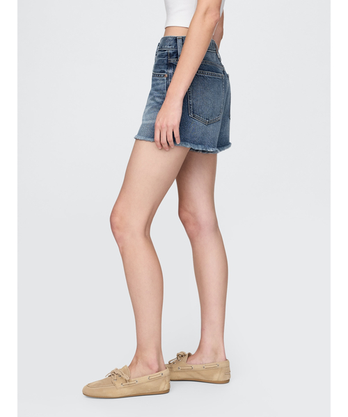 GAP（ギャップ）の「4インチ ミッドライズ ウルトラソフト リラックス カットオフショートパンツ（デニムパンツ・レディース・インディゴブルー・26/28/23/27/30/29/25/24）」の3枚目の写真