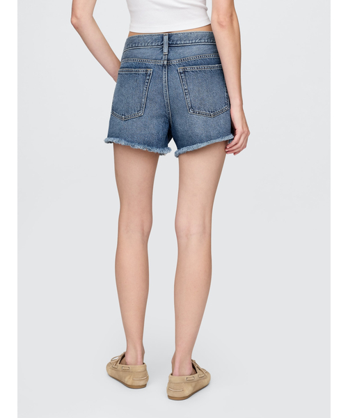 GAP（ギャップ）の「4インチ ミッドライズ ウルトラソフト リラックス カットオフショートパンツ（デニムパンツ・レディース・インディゴブルー・26/28/23/27/30/29/25/24）」の2枚目の写真