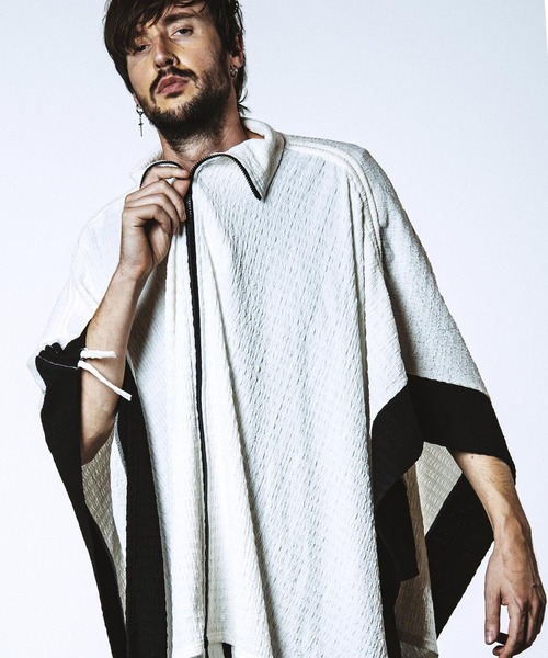 NO ID.(ノーアイディ)の「【NO ID.】Drawstring High Collar Poncho / ドローストリングス ハイ カラー ポンチョ(ポンチョ・メンズ・ブラック/グレー/ホワイト・ONE SIZE)」の2枚目の写真