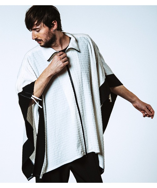NO ID.(ノーアイディ)の「【NO ID.】Drawstring High Collar Poncho / ドローストリングス ハイ カラー ポンチョ(ポンチョ・メンズ・ブラック/グレー/ホワイト・ONE SIZE)」の4枚目の写真