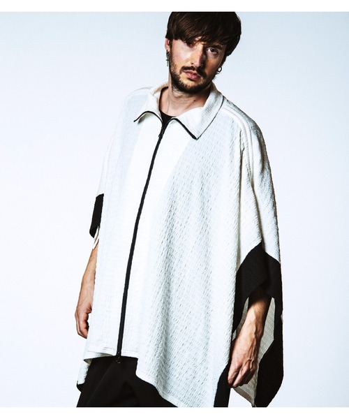 NO ID.(ノーアイディ)の「【NO ID.】Drawstring High Collar Poncho / ドローストリングス ハイ カラー ポンチョ(ポンチョ・メンズ・ブラック/グレー/ホワイト・ONE SIZE)」の5枚目の写真