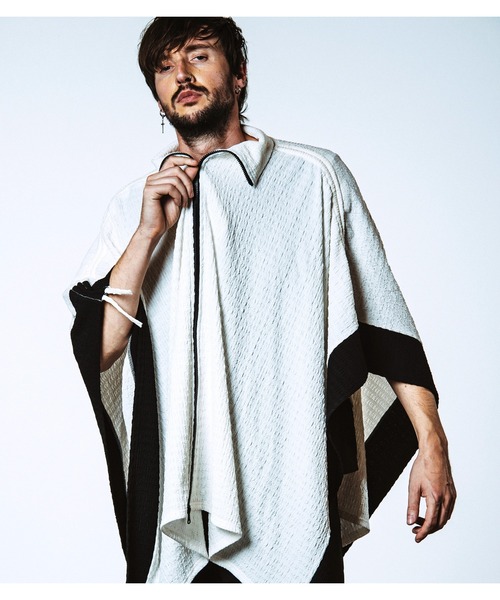 NO ID.(ノーアイディ)の「【NO ID.】Drawstring High Collar Poncho / ドローストリングス ハイ カラー ポンチョ(ポンチョ・メンズ・ブラック/グレー/ホワイト・ONE SIZE)」の6枚目の写真