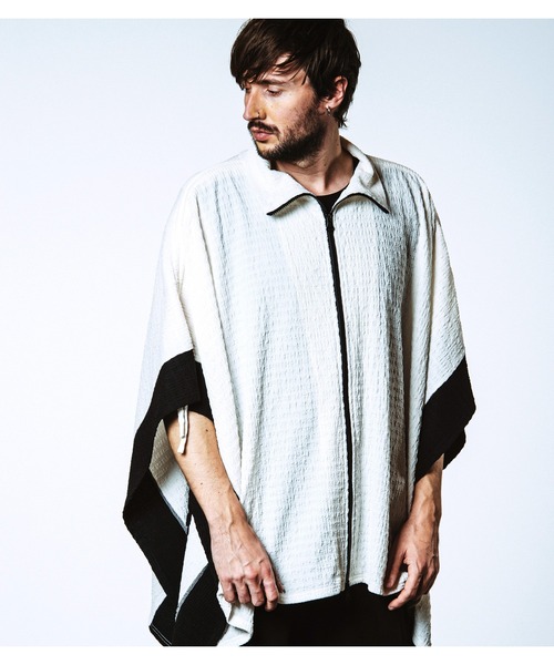 NO ID.(ノーアイディ)の「【NO ID.】Drawstring High Collar Poncho / ドローストリングス ハイ カラー ポンチョ(ポンチョ・メンズ・ブラック/グレー/ホワイト・ONE SIZE)」の7枚目の写真