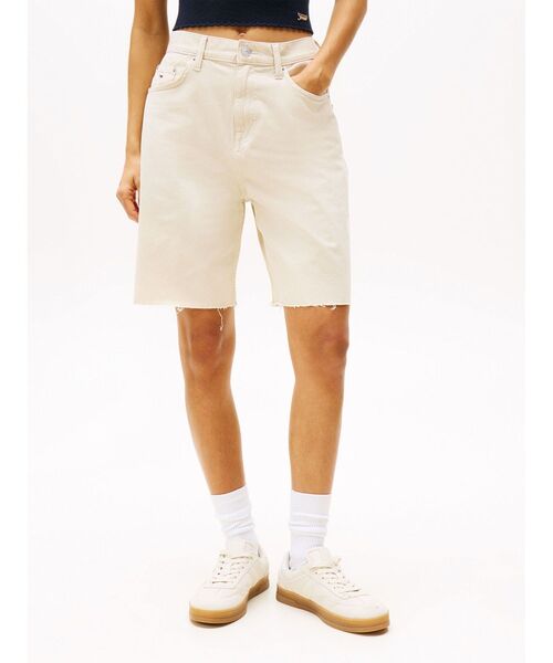 tommy jeans(トミー ジーンズ)の「バミューダショーツ(その他パンツ・レディース・ベージュ・25inch/26inch/27inch)」の1枚目の写真