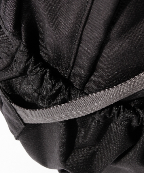 ficouture（フィクチュール）の「FICOUTURE / トラベルバックパック39L（バックパック/リュック・メンズ・ブラック/オリーブ・ONE SIZE）」の6枚目の写真