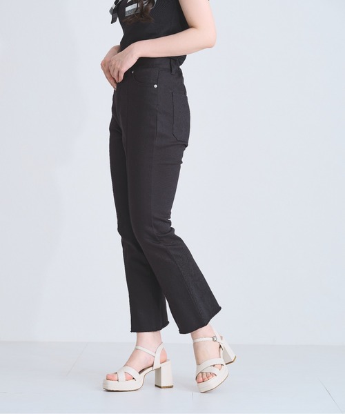 MISCH MASCH（ミッシュマッシュ）の「裾スリットフレアデニムパンツ（デニムパンツ・レディース・ブラック/ネイビー・マルチサイズ）」の2枚目の写真