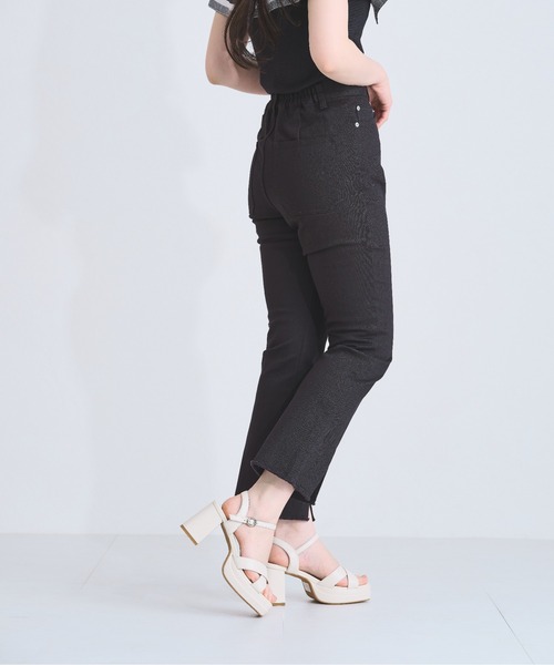 MISCH MASCH（ミッシュマッシュ）の「裾スリットフレアデニムパンツ（デニムパンツ・レディース・ブラック/ネイビー・マルチサイズ）」の5枚目の写真