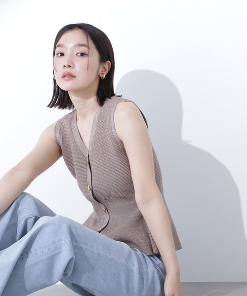 NATURAL BEAUTY BASIC（ナチュラルビューティーベーシック）の「◇ツイーディーペプラムニットジレ（ニット/セーター・レディース・ベージュ/ネイビー/ダークブラウン・FREE）」の5枚目の写真