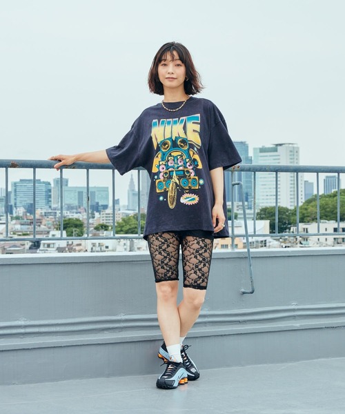 NIKE(ナイキ)の「ナイキ スポーツウェア ウィメンズ オーバーサイズド ショートスリーブ Tシャツ / Nike Sportswear Women's Oversized Short-Sleeve T-Shirt HF9692-010 Black(Tシャツ/カットソー・レディース・ブラック・XS/S/L/2XL/XL/M)」の2枚目の写真