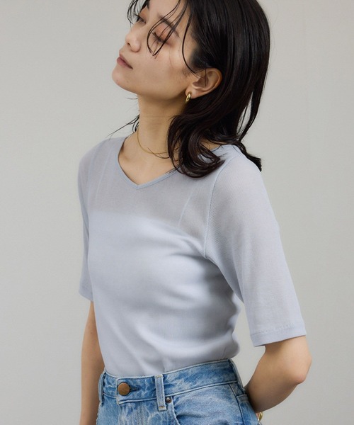 SALON adam et rope'(サロン アダム エ ロペ)の「nu=layerジェントルVネックシアーTシャツ(Tシャツ/カットソー・レディース・ライトグレー/レッド/ホワイト/ブラック・FREE)」の3枚目の写真