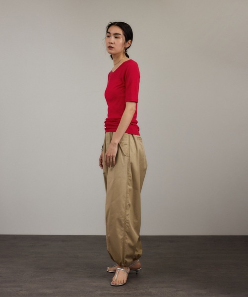 SALON adam et rope'(サロン アダム エ ロペ)の「nu=layerジェントルVネックシアーTシャツ(Tシャツ/カットソー・レディース・ライトグレー/レッド/ホワイト/ブラック・FREE)」の16枚目の写真
