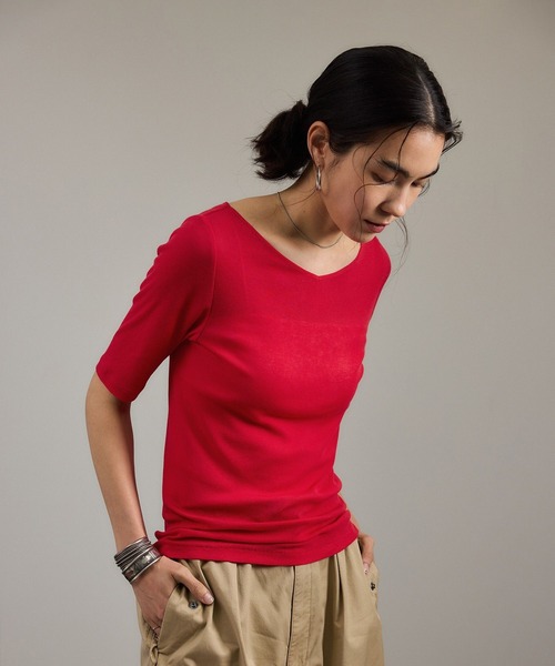 SALON adam et rope'(サロン アダム エ ロペ)の「nu=layerジェントルVネックシアーTシャツ(Tシャツ/カットソー・レディース・ライトグレー/レッド/ホワイト/ブラック・FREE)」の17枚目の写真