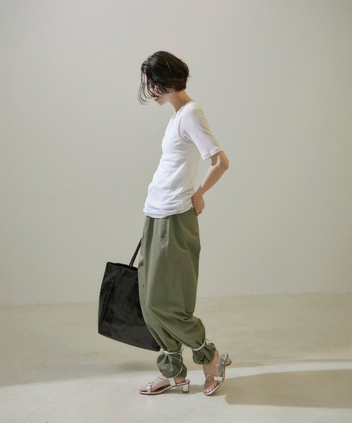 SALON adam et rope'(サロン アダム エ ロペ)の「nu=layerジェントルVネックシアーTシャツ(Tシャツ/カットソー・レディース・ライトグレー/レッド/ホワイト/ブラック・FREE)」の22枚目の写真
