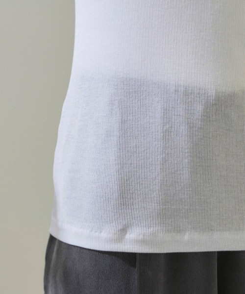 SALON adam et rope'(サロン アダム エ ロペ)の「nu=layerジェントルVネックシアーTシャツ(Tシャツ/カットソー・レディース・ライトグレー/レッド/ホワイト/ブラック・FREE)」の6枚目の写真