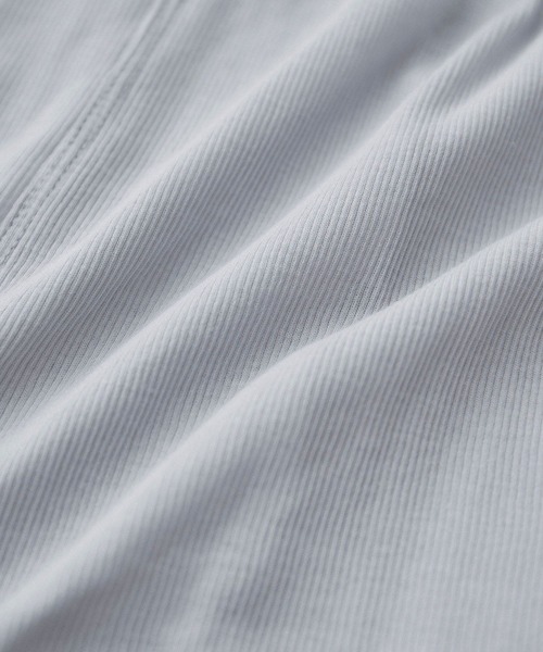 SALON adam et rope'(サロン アダム エ ロペ)の「nu=layerジェントルVネックシアーTシャツ(Tシャツ/カットソー・レディース・ライトグレー/レッド/ホワイト/ブラック・FREE)」の9枚目の写真