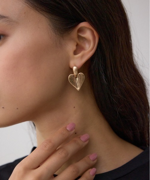 AZUL by moussy(アズールバイマウジー)の「ハートモチーフスウィングピアス(ピアス(両耳用)・レディース・シルバー/ゴールド系その他・FREE)」の1枚目の写真