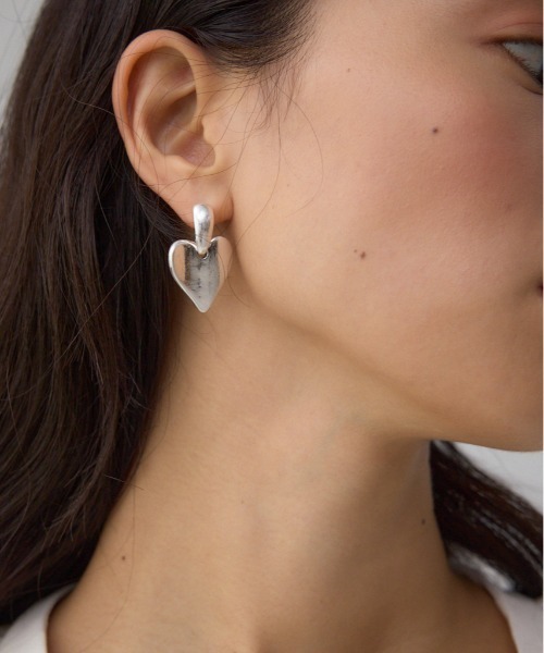 AZUL by moussy(アズールバイマウジー)の「ハートモチーフスウィングピアス(ピアス(両耳用)・レディース・シルバー/ゴールド系その他・FREE)」の2枚目の写真