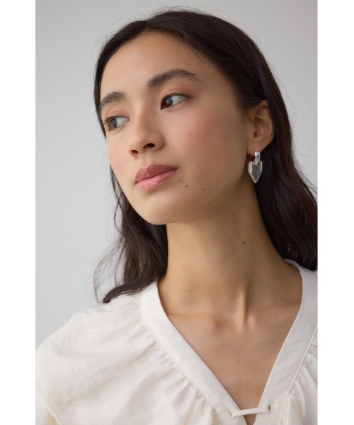 AZUL by moussy(アズールバイマウジー)の「ハートモチーフスウィングピアス(ピアス(両耳用)・レディース・シルバー/ゴールド系その他・FREE)」の3枚目の写真
