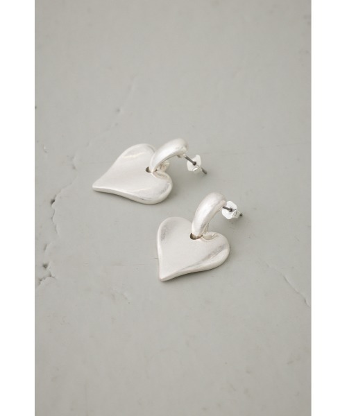 AZUL by moussy(アズールバイマウジー)の「ハートモチーフスウィングピアス(ピアス(両耳用)・レディース・シルバー/ゴールド系その他・FREE)」の5枚目の写真