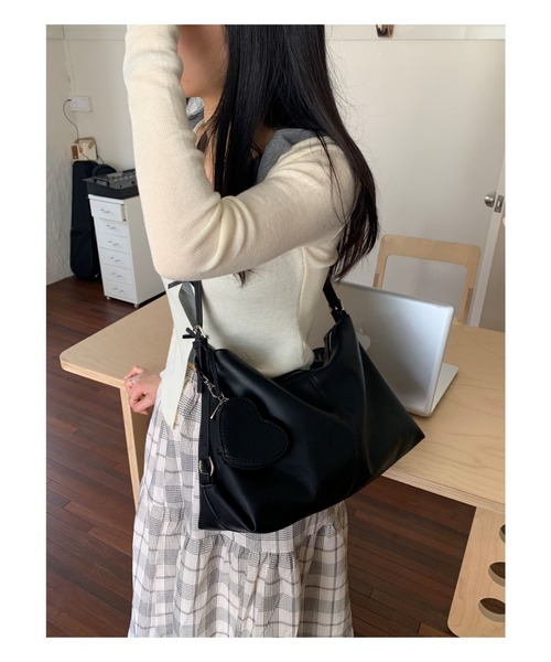 LETee(レティー)の「ハートポーチ付 大容量ショルダーバッグ(ショルダーバッグ・レディース・アイボリー/ブラック/ベージュ・FREE)」の15枚目の写真
