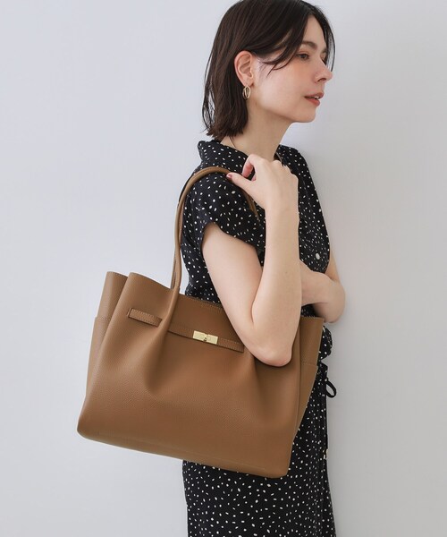 OPAQUE.CLIP(オペークドットクリップ)の「【軽量/A4サイズ対応/通勤対応】フロントベルトデザイントートバッグ(トートバッグ・レディース・チャコールグレー/ブラック/ベージュ/アイボリー/ワイン系1/ブラウン系1/シルバー系9・00)」の4枚目の写真
