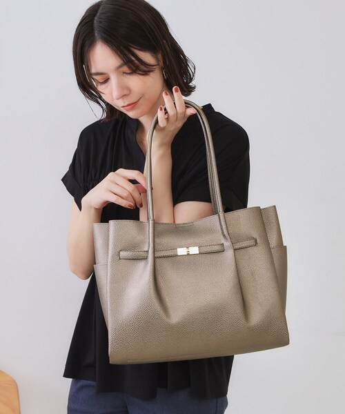 OPAQUE.CLIP(オペークドットクリップ)の「【軽量/A4サイズ対応/通勤対応】フロントベルトデザイントートバッグ(トートバッグ・レディース・チャコールグレー/ブラック/ベージュ/アイボリー/ワイン系1/ブラウン系1/シルバー系9・00)」の7枚目の写真