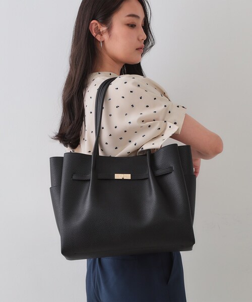 OPAQUE.CLIP(オペークドットクリップ)の「【軽量/A4サイズ対応/通勤対応】フロントベルトデザイントートバッグ(トートバッグ・レディース・チャコールグレー/ブラック/ベージュ/アイボリー/ワイン系1/ブラウン系1/シルバー系9・00)」の1枚目の写真