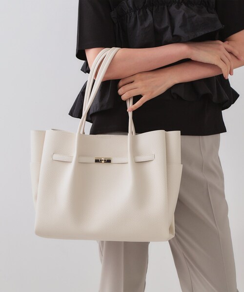 OPAQUE.CLIP(オペークドットクリップ)の「【軽量/A4サイズ対応/通勤対応】フロントベルトデザイントートバッグ(トートバッグ・レディース・チャコールグレー/ブラック/ベージュ/アイボリー/ワイン系1/ブラウン系1/シルバー系9・00)」の8枚目の写真