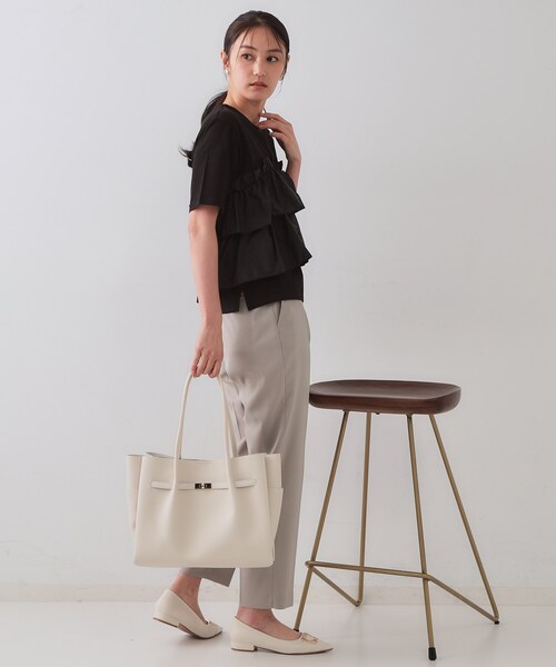 OPAQUE.CLIP(オペークドットクリップ)の「【軽量/A4サイズ対応/通勤対応】フロントベルトデザイントートバッグ(トートバッグ・レディース・チャコールグレー/ブラック/ベージュ/アイボリー/ワイン系1/ブラウン系1/シルバー系9・00)」の9枚目の写真
