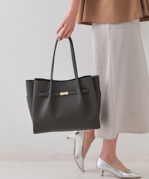 OPAQUE.CLIP(オペークドットクリップ)の「【軽量/A4サイズ対応/通勤対応】フロントベルトデザイントートバッグ(トートバッグ・レディース・チャコールグレー/ブラック/ベージュ/アイボリー/ワイン系1/ブラウン系1/シルバー系9・00)」の10枚目の写真